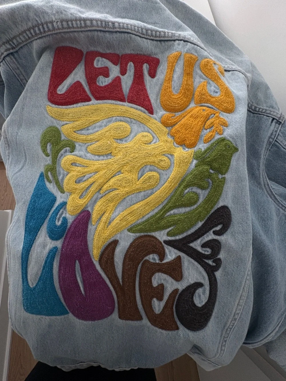 NWT Levis Embroidered Light Wash Jean Denim Jacket - Pride 2022 - Picture 2 of 7